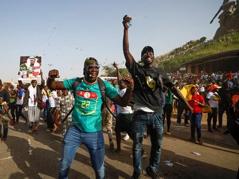CĐV Senegal 'đi bão' mừng đội nhà vào vòng 1/8 World Cup