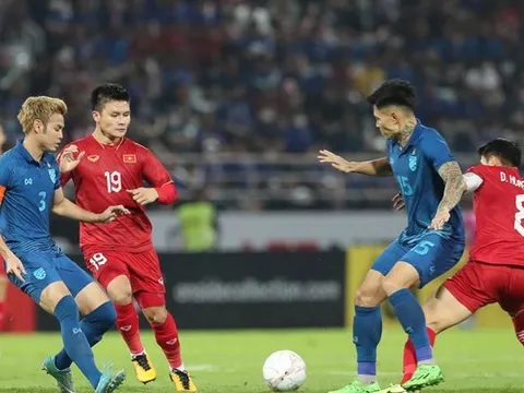 CĐV Thái Lan chế nhạo Việt Nam; Ngôi sao Việt Kiều cập bến V-League