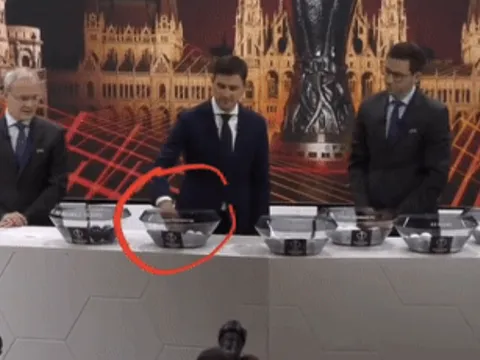 CĐV tố UEFA dàn xếp MU đấu Barca ở Europa League