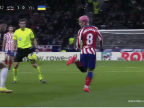 CĐV trầm trồ trước bàn thắng và pha kiến tạo bằng gót của Griezmann