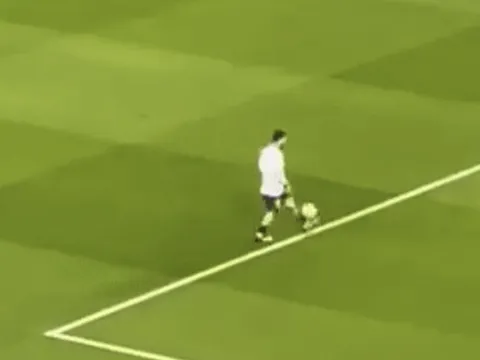 CĐV trầm trồ trước kỹ năng đỡ bóng của Messi