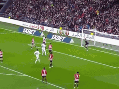 CĐV trầm trồ trước pha volley thành bàn của Benzema