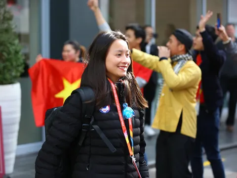 Tuyển nữ Việt Nam di chuyển 120km, an ninh 'kèm chặt'