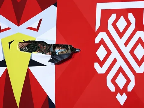 Cổ động viên xem trận Việt Nam - Malaysia qua hàng rào