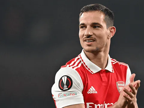 CHÍNH THỨC! Cầu thủ thứ 3 chia tay Arsenal