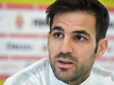 Cesc Fabregas úp mở khả năng dẫn dắt Barcelona