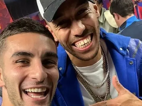 Ăn mừng trận El Clasico với Barca, sao Chelsea bị chỉ trích