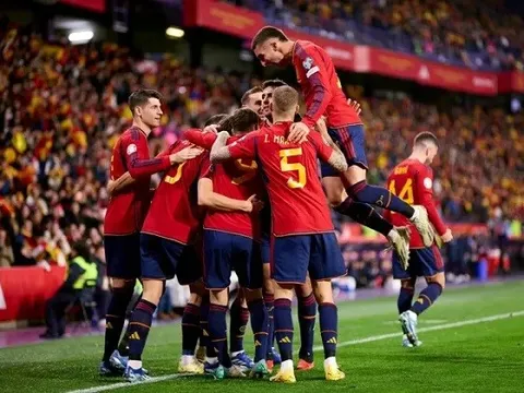 Thắng dễ Georgia, Tây Ban Nha buồn vui lẫn lộn