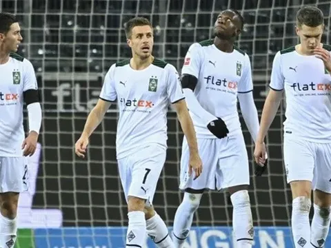 Chấn động Bundesliga vì 6 bàn thua trong 35 phút