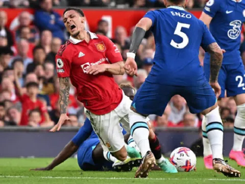 Cận cảnh pha va chạm dẫn đến chấn thương của Antony