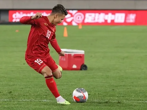 Rõ khả năng ra sân của Quang Hải trận Hàn Quốc; CĐV ĐNÁ gọi tên thầy Park