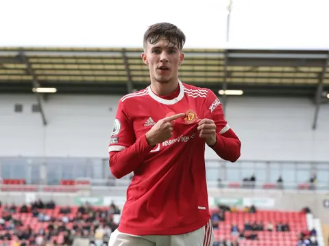 Charlie McNeill: Thiếu niên mang dòng máu Quỷ đỏ đích thực