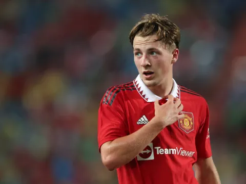 "Charlie Savage chạy khắp sân"