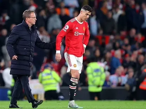 Chê bai Rangnick, Ronaldo chua chát nhận 2 'gáo nước lạnh'