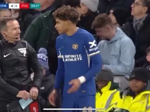 Phấn khích vì trận ra mắt, sao trẻ Chelsea hành động hài hước
