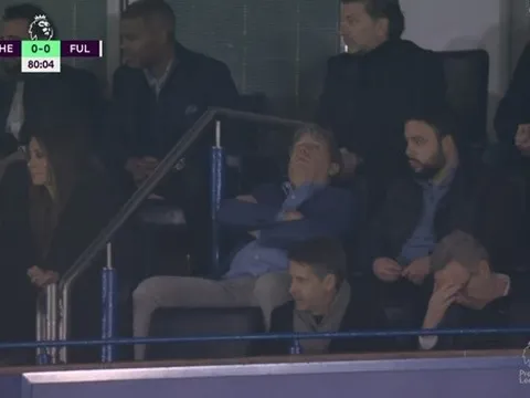 Chelsea hòa, Todd Boehly phản ứng khó tin trên khán đài