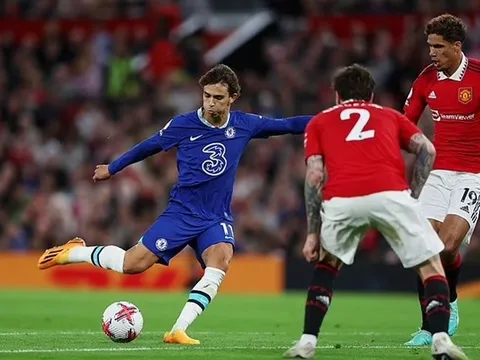 Chelsea khiến Neville bất ngờ về Felix