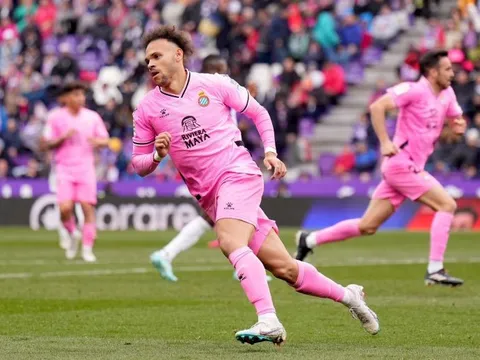 Chelsea, M.U tranh mua cựu tiền đạo Barca