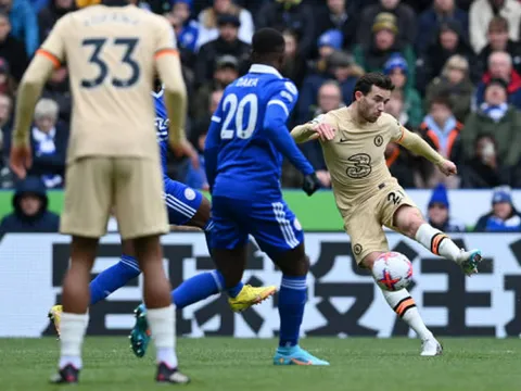 Chelsea vượt khó ở King Power trong ngày siêu phẩm, thẻ đỏ có đủ