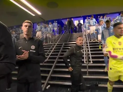 Chỉ 1 cầu thủ Man City không bắt tay Cole Palmer