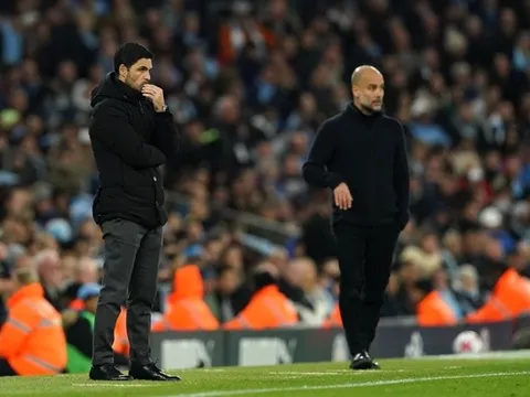 Chỉ 1 thay đổi, Pep thể hiện đẳng cấp khác biệt với Arteta