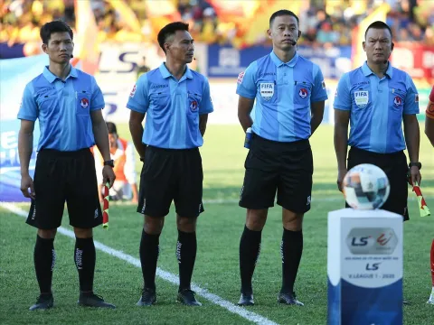 Chỉ đội trưởng mới được nói chuyện với trọng tài, HLV V-League phá vỡ im lặng