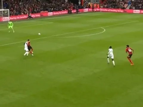 Chỉ một trận đấu, danh tiếng của Van Dijk đã bị hủy hoại