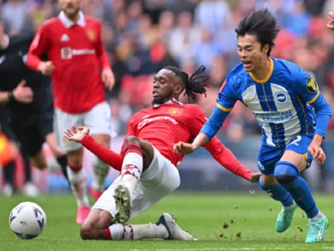 "Chiến thần" tắt điện Mitoma, ghi điểm 10 trước Ten Hag