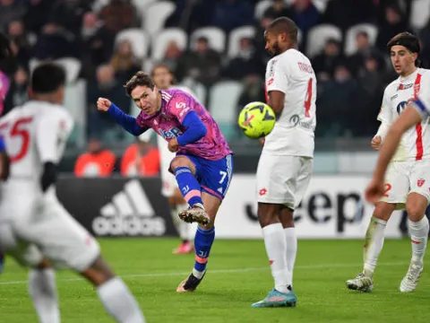 Chiesa 'độc tấu', Juve tiến thẳng đến tứ kết