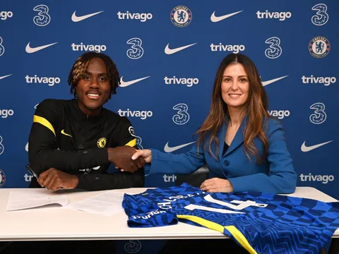 CHÍNH THỨC: Chelsea gia hạn hợp đồng với đá tảng người Anh