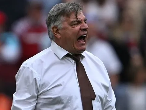 CHÍNH THỨC: CLB rớt hạng Premier League chia tay HLV