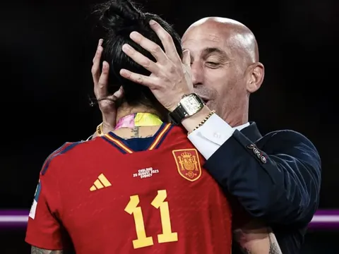 CHÍNH THỨC: Cưỡng hôn cầu thủ, cựu chủ tịch RFEF bị "cấm cửa" 3 năm