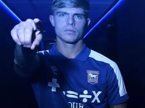 CHÍNH THỨC! Hậu vệ khăn gói rời M.U