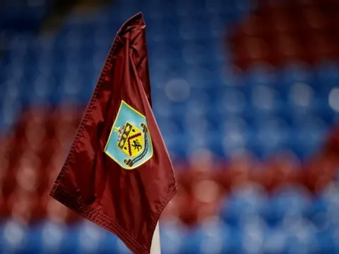 CHÍNH THỨC! Premier League toang mạnh, trận đấu bị hoãn đột xuất