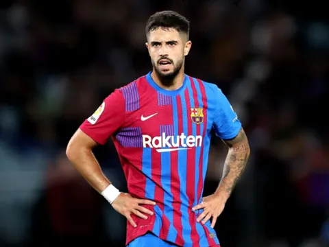 CHÍNH THỨC! Tiền vệ rời Barcelona sau 7 năm rưỡi gắn bó