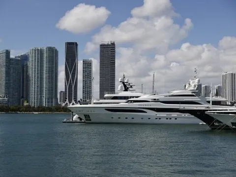 Choáng ngợp những siêu du thuyền của giới chủ bóng đá