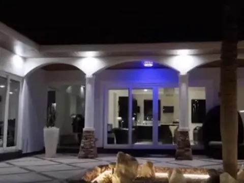 Choáng ngợp với cơ ngơi xa hoa của Adebayor