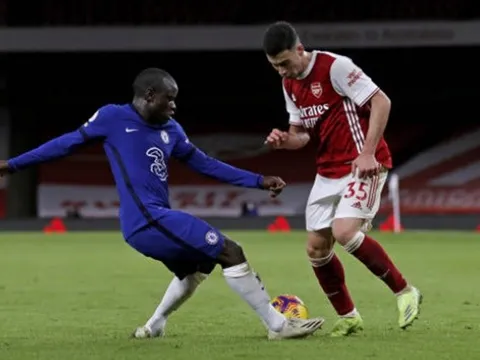 CHOÁNG! 'Ngựa chiến Arsenal' quá sung, Kante lảo đảo té khuỵu gối