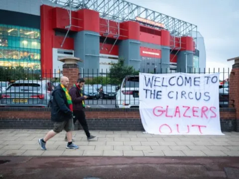 Choáng! Nhà Glazer ra giá bán đứt Man Utd điên rồ