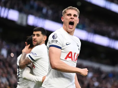 Choáng với "đá tảng" của Tottenham