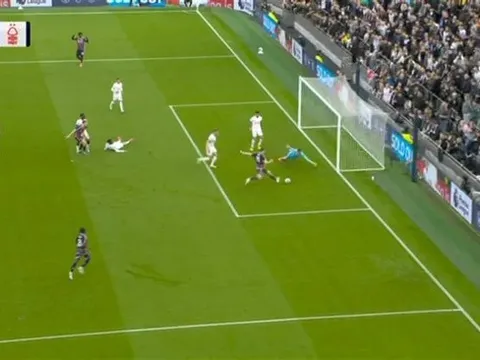 Choáng với pha bỏ lỡ thảm họa tại Premier League