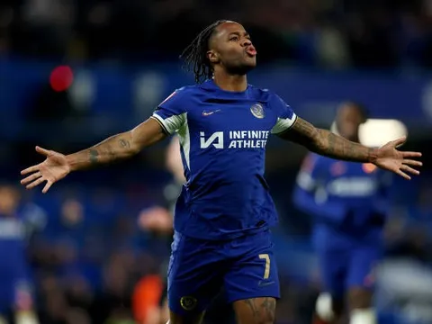 Choáng với Raheem Sterling