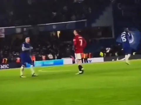 Chọc tức Mount, Enzo khiến CĐV Chelsea hả hê