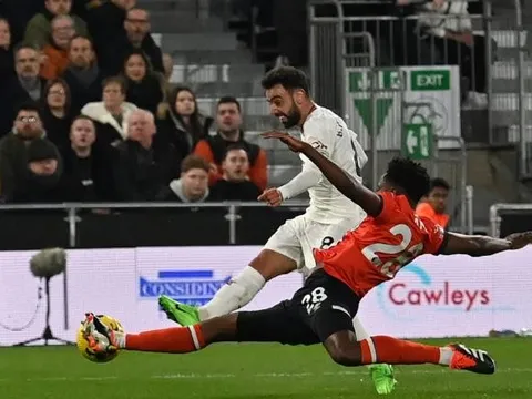 Chơi tốt trước M.U, 'lính đánh thuê' Arsenal khiến Neville mê mẩn