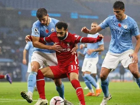 Chris Sutton so sánh hàng công Liverpool và Man City