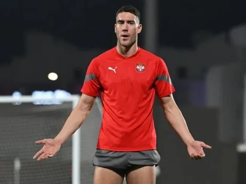 Vlahovic phủ nhận ngoại tình với vợ đồng đội