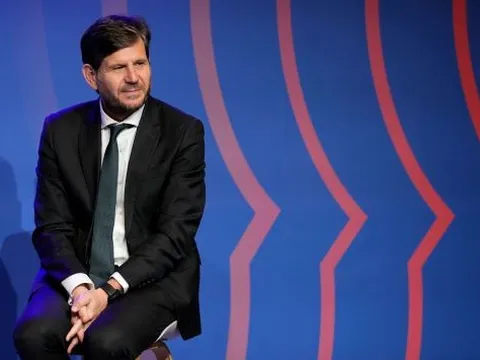 Chủ sở hữu Atletico bị bắt gặp ăn tối cùng cựu Giám đốc Barca