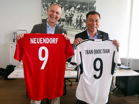 Chủ tịch LĐBĐ Đức ấn tượng với tuyển nữ Việt Nam