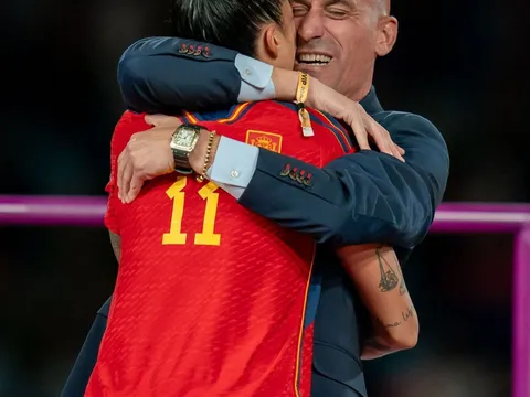 Chủ tịch LĐBĐ Tây Ban Nha ‘bay ghế’ vì hôn môi nữ cầu thủ