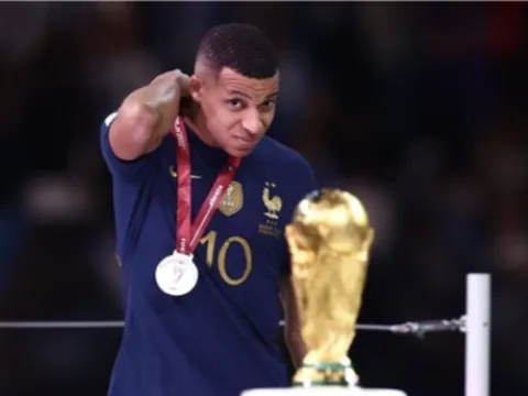 Chủ tịch PSG an ủi Mbappe